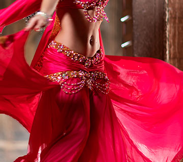 Corso dedicato a chi parte da zero. Si apprendono isolazioni, passi base e semplici sequenze, con particolare attenzione alla coordinazione e alla conoscenza del corpo. Perfetto per approcciarsi alla danza orientale con gradualità e consapevolezza.